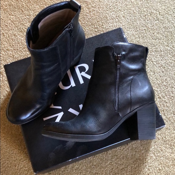 7.5 W Naturalizer Ankle Boot - Picture 2 of 7